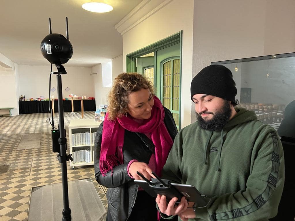 Foto zweier Personen die Fotoaufnahmen in einer Kirche machen